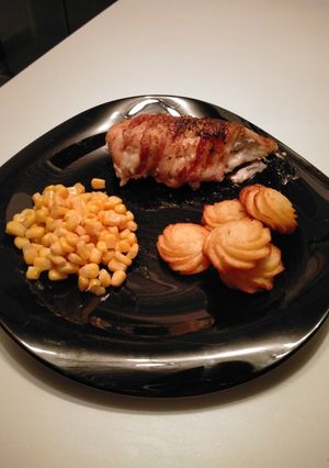 Une photo de Poulet farci au chèvre et enroulé de lard