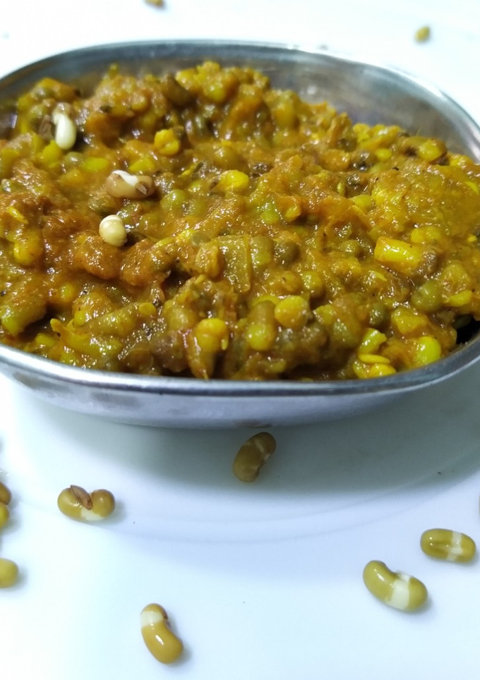 मटकी ची आलेली उसळ (स्प्राऊट्स) (matakichi usal recipe in marathi) रेसिपी चे मुख्य फोटो 