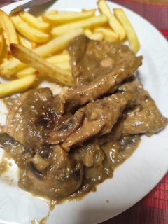 Una foto de Lomos de cerdo con salsa y champiñones