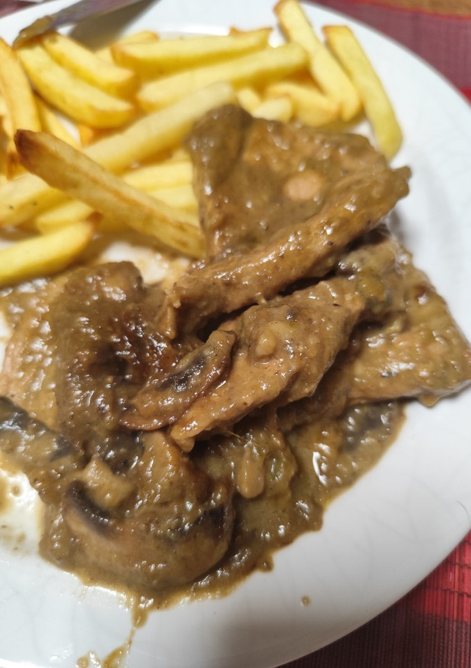Una foto de Lomos de cerdo con salsa y champiñones