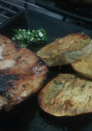Una foto de Pechito de cerdo con batatas