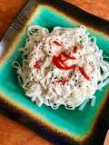 Fideos de arroz con salsa de atún y crema