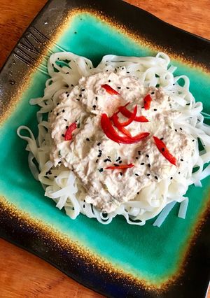 Una foto de Fideos de arroz con salsa de atún y crema