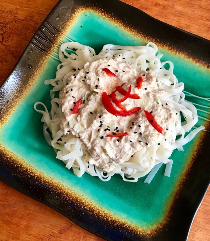Una foto de Fideos de arroz con salsa de atún y crema
