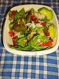 Ensalada de aguacate con comida envasada saludable