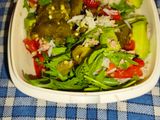Ensalada de aguacate con comida envasada saludable