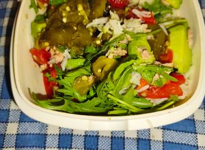 Foto principal de Ensalada de aguacate con comida envasada saludable