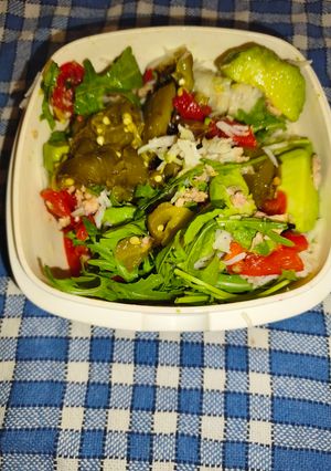 Una foto de Ensalada de aguacate con comida envasada saludable