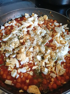 Foto principal de Garbanzos con tomate y huevo
