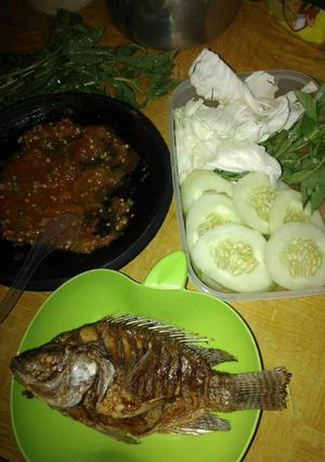 Foto resep Ikan nila goreng + lalapan (saya biasa nyebut lalapan itu nyampah) 😊