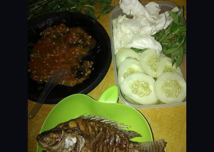 Cara buat Ikan nila goreng + lalapan (saya biasa nyebut lalapan itu nyampah) 😊 yang lezat dan Mudah Dibuat