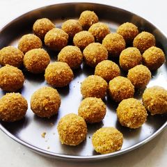 A picture of Ariyunda Roasted rice ball.