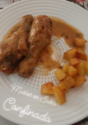 Una foto de Muslos de Pollo en Salsa Confinada