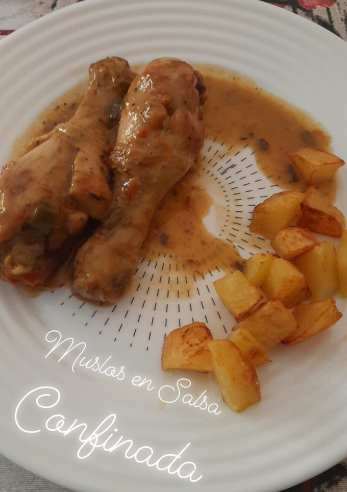 Una foto de Muslos de Pollo en Salsa Confinada