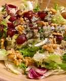 Ensalada de uvas, cabrales y nueces