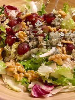 Una foto de Ensalada de uvas, cabrales y nueces