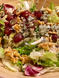 Una foto de Ensalada de uvas, cabrales y nueces