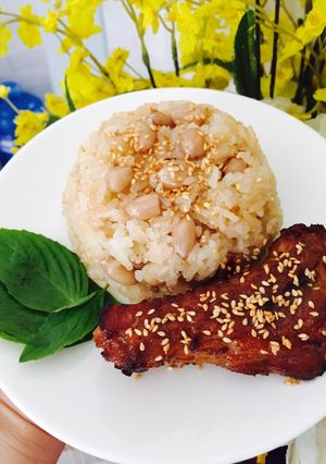 Hình của món Sườn cây nướng, xôi đậu phộng với sữa đặc.