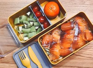 Hình của món Bento - Mì Ý Sốt Kem Rau Chân Vịt Topping Cá Hồi Xông Khói.