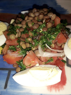 Una foto de Ensalada de Lentejas, Tomate y Huevo