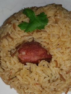 Una foto de Locrio de fideos y chuleta