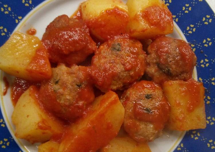 Patate e polpette a sugo