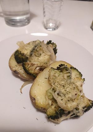 Una foto de Patatas al forn amb brócoli