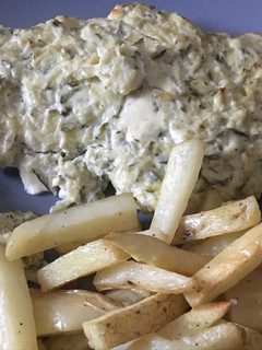 Una foto de Pechuga de pollo al horno con calabacín, queso y patatas