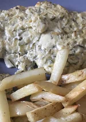 Foto principal de Pechuga de pollo al horno con calabacín, queso y patatas