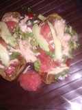 Salpicón de pollo sobre nopales asado