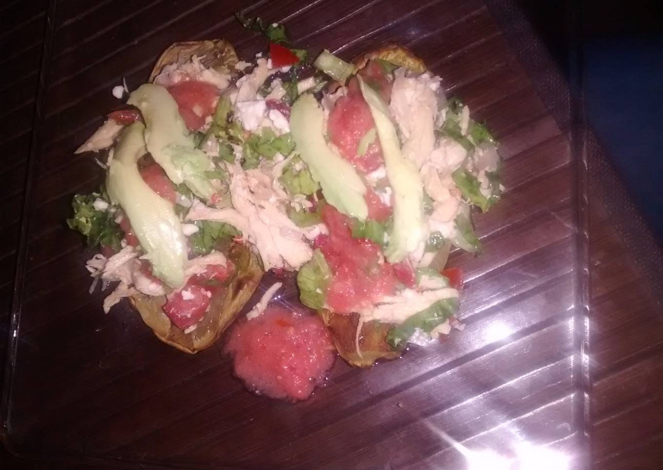 Salpicón de pollo sobre nopales asado