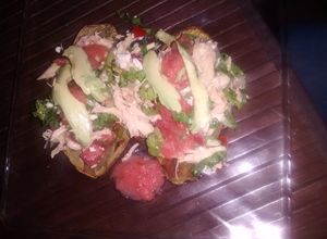 Una foto de Salpicón de pollo sobre nopales asado