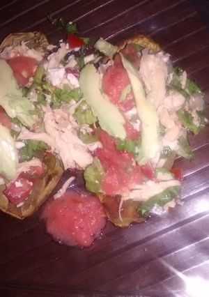 Una foto de Salpicón de pollo sobre nopales asado