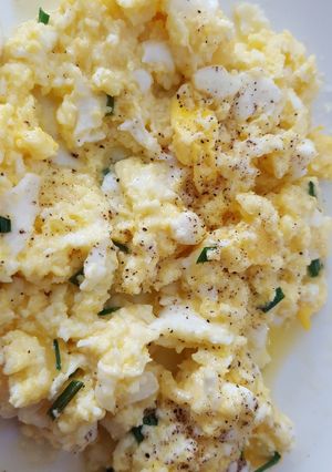 Une photo de Oeufs brouillés Comté ciboulette