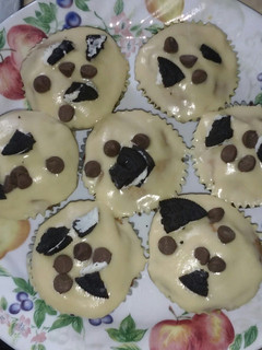 A picture of Chocolate chip Oreo cookies cupcakes.
