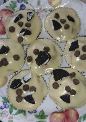 A picture of Chocolate chip Oreo cookies cupcakes.