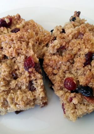 A picture of honey flapjacks.