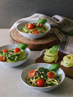 Una foto de Espaguetis de calabacín al pesto con tomatitos cherry