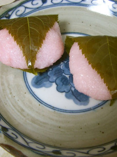 A picture of Microwaved Sakura Mochi with Koshi-an.