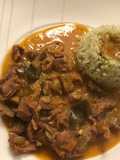 Contres de pollo en salsa de curry rojo con rovelones