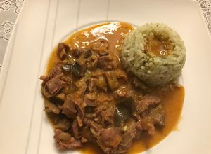 Una foto de Contres de pollo en salsa de curry rojo con rovelones