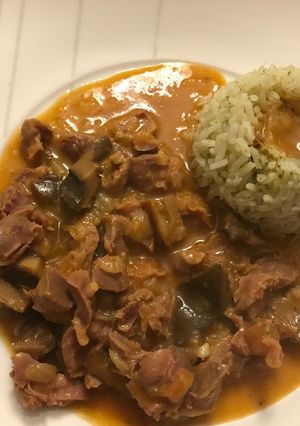 Una foto de Contres de pollo en salsa de curry rojo con rovelones