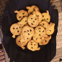 A picture of Strawberry jam cookies.