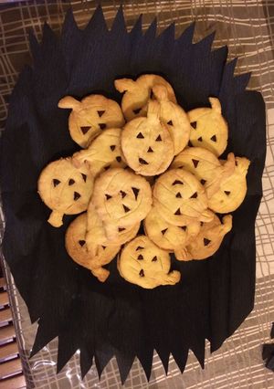 A picture of Strawberry jam cookies.