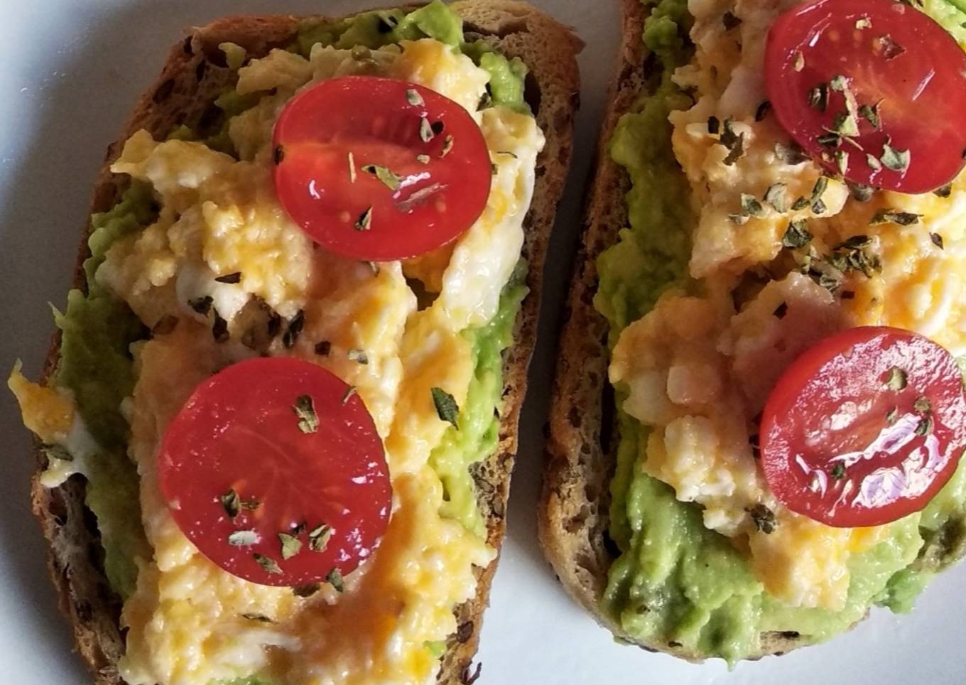 Tostadas de aguacate y huevo revuelto