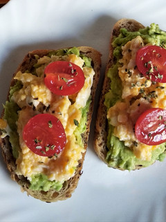 Una foto de Tostadas de aguacate y huevo revuelto