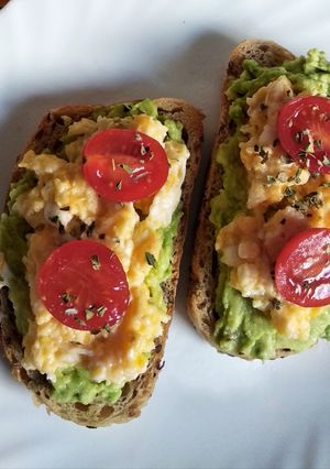 Foto principal de Tostadas de aguacate y huevo revuelto