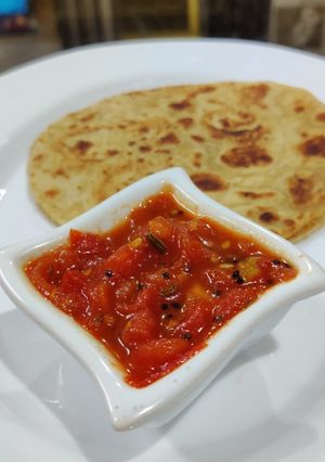 A picture of Bengali style tomato chutney.