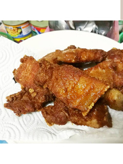 รูปของ 🐷หมูสามชั้นทอดน้ำปลาThai deep fried pork belly with fish sauce