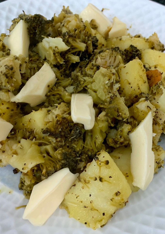 Una foto de Patata y brócoli rehogados con queso de Arzua